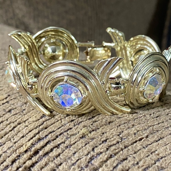 Sarah Coventry Jewelry - Vintage 1962 Sarah Coventry gold bracelet. Aurora Swirl